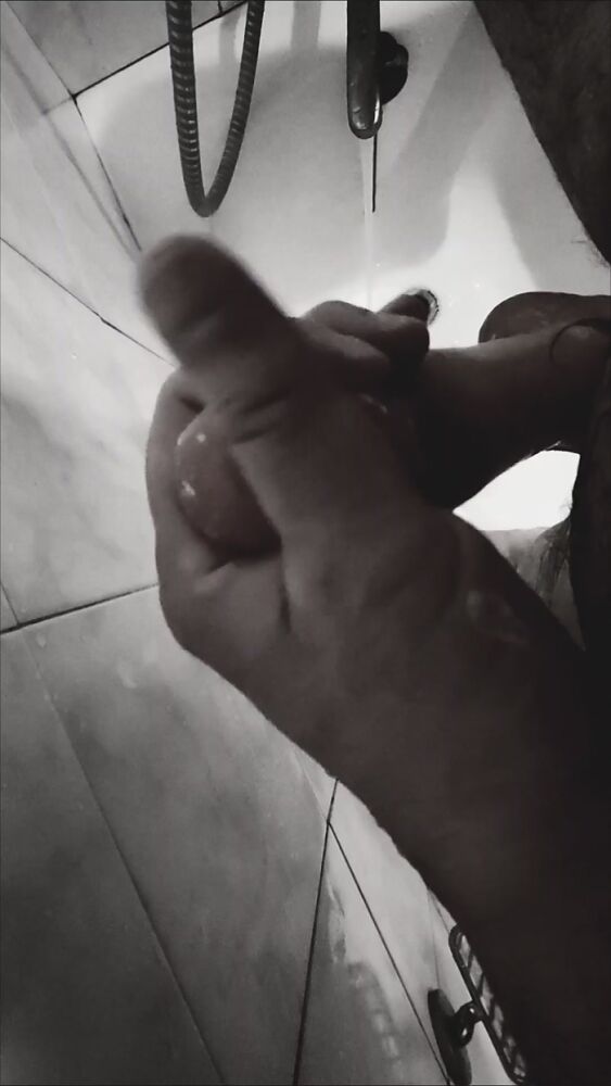 Душевая 2. Принимаю душ.