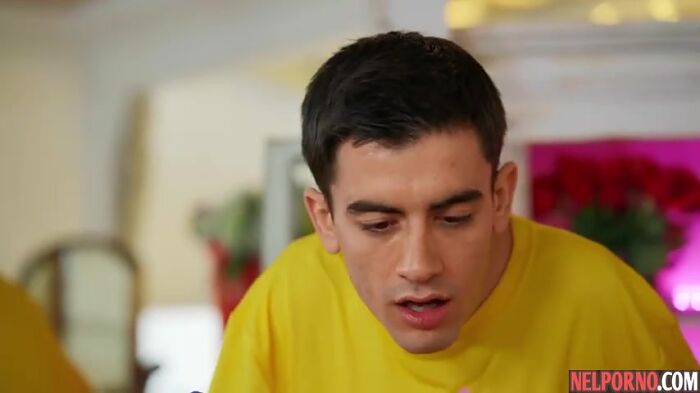 Жопастая сука оседлала огромный хуй