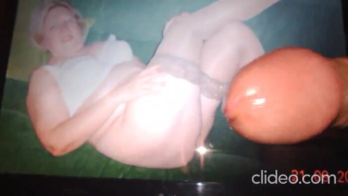 Потом сняла трусики и смотрела как мы дрочим