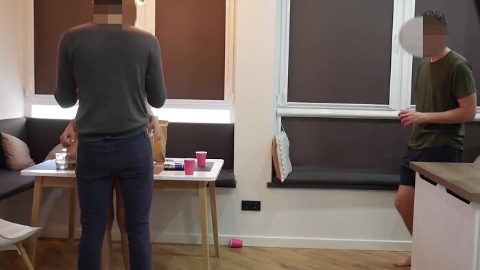 трахают девку по очереди