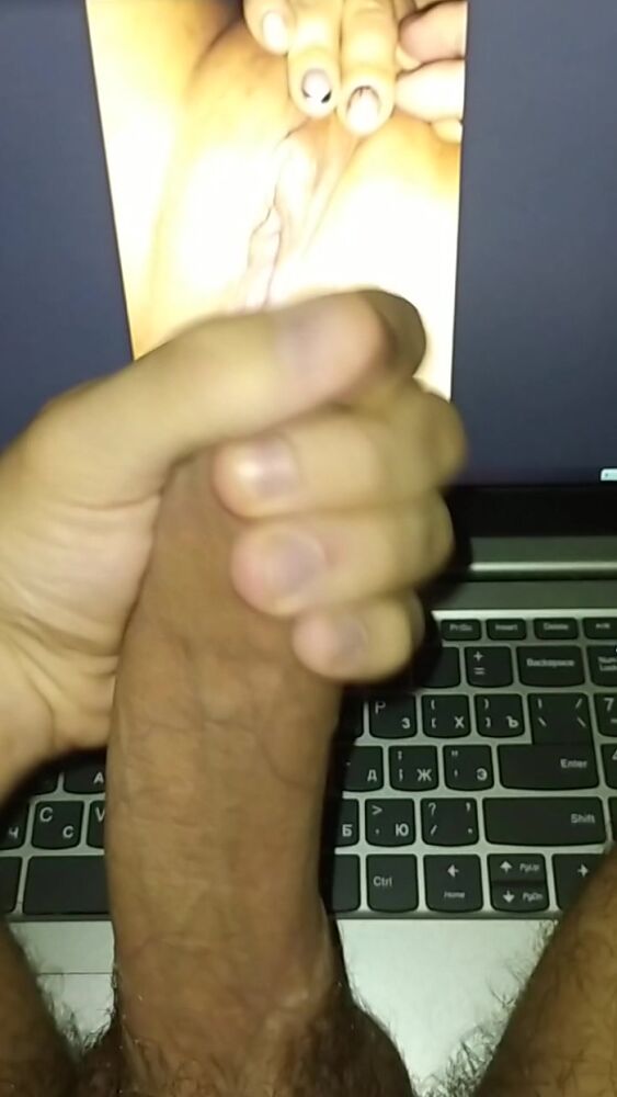 Дрочит свой болт на мою киску