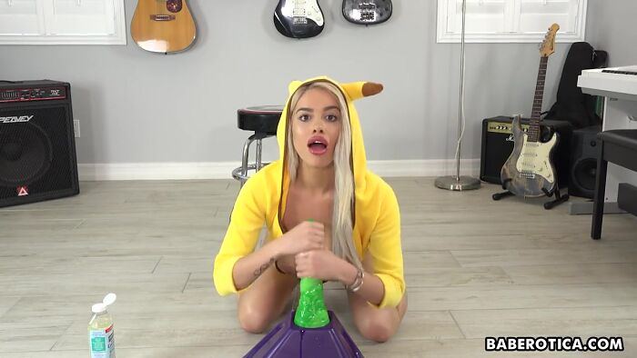 Victoria June в костюме Пикачу садится на дылдо