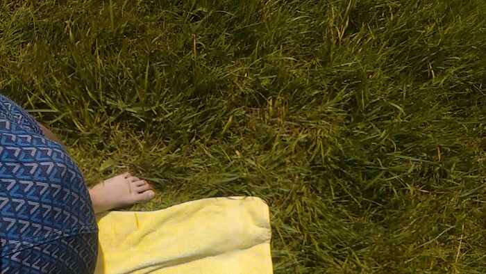 Встал член на голую жопу девки