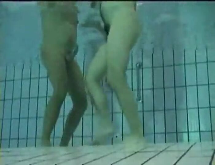 Два нудиста в бассейне