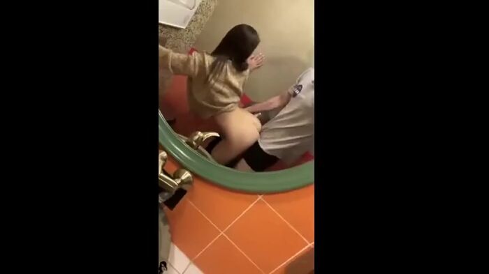 В клубном туалете