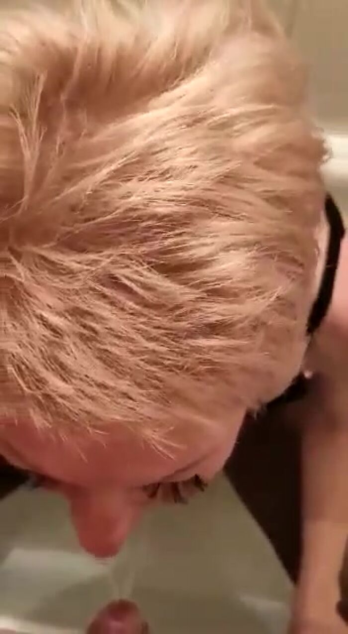 писают на зрелую рабыню