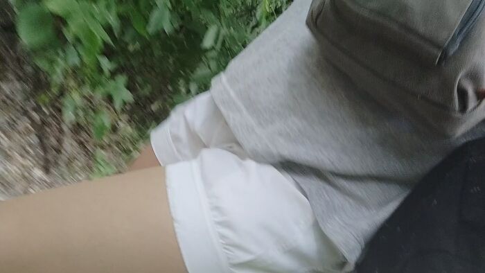 Прогулочка с пляжа в шортиках и колготках.