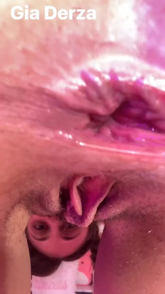 Растягивает анус на камеру