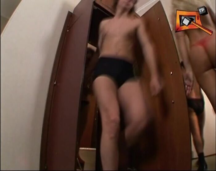 04. ГОЛЫЕ ИЗ ШКАФА