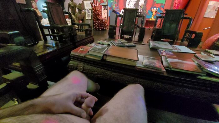 Дрочу в музее точка G при посетителях