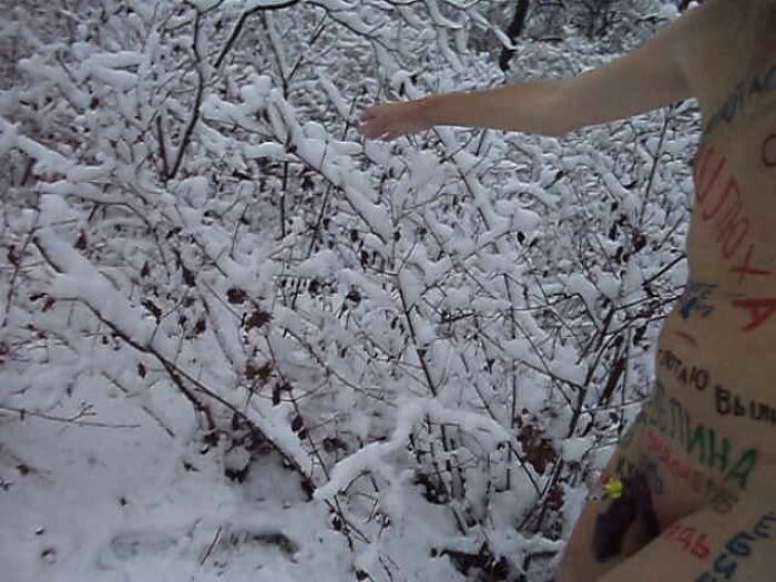 Голышом на снегу