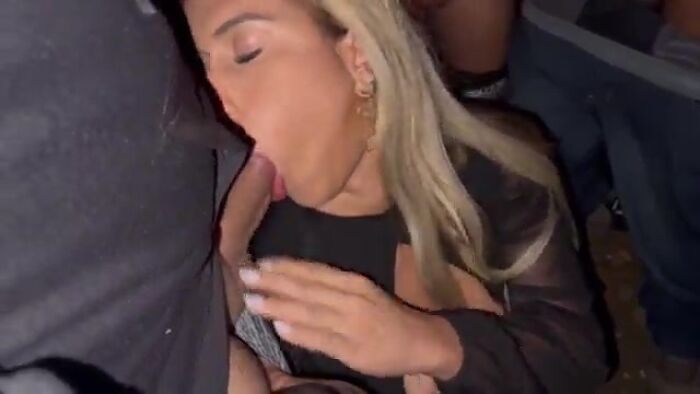 сосет в лесу у толпы